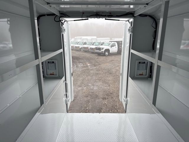 2025 GMC Savana Cutaway 3500 1WT