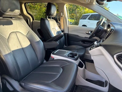 2024 Chrysler Pacifica Hybrid Select