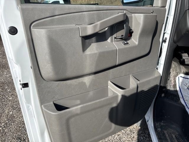 2025 GMC Savana Cutaway 3500 1WT