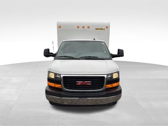 2025 GMC Savana Cutaway 3500 1WT