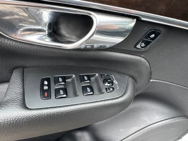 2017 Volvo XC90 Momentum